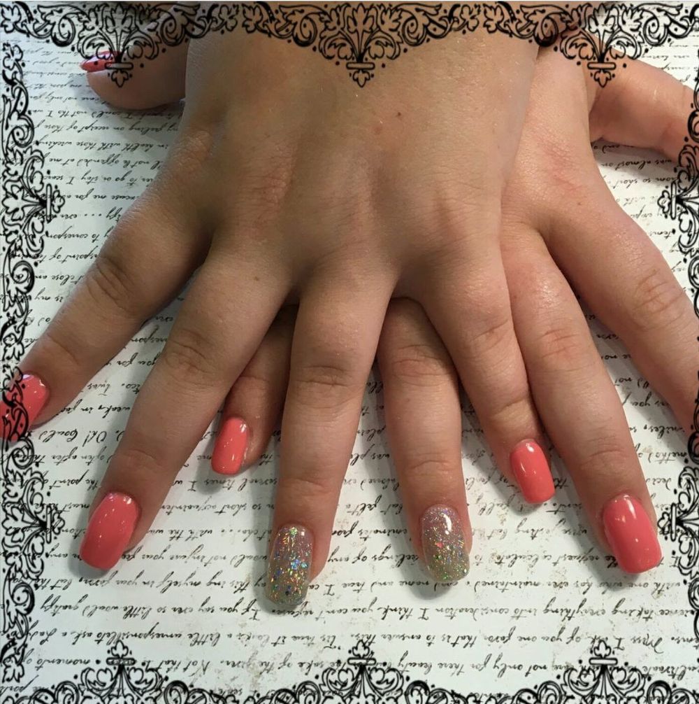 Coral and glitter manicure