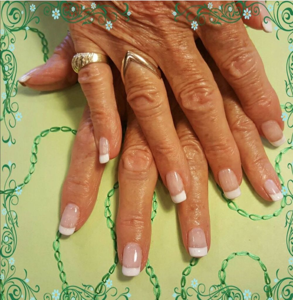 French tip manicure